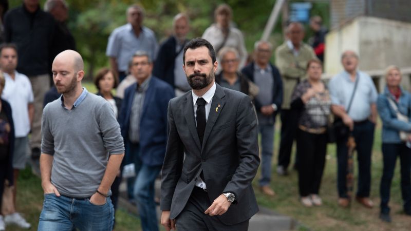 EuropaPress 1738075 El presidente del Parlament catalán Roger Torrent llega al funeral de la soprano Montserrat Caballé en el tanatorio Les Corts de Barcelona 