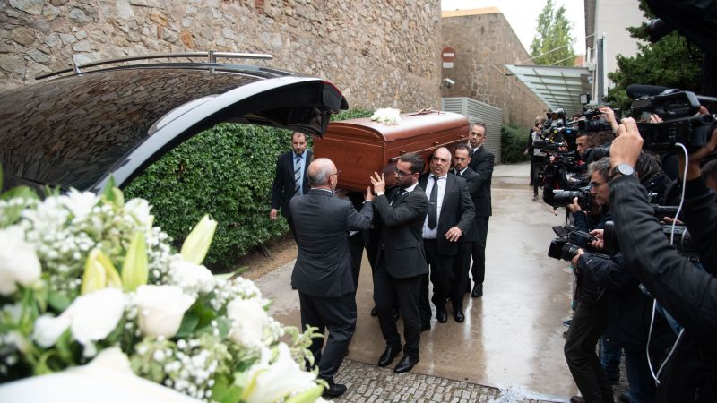 EuropaPress 1738349 El féretro de Montserrat Caballé es transportado hasta el coche fúnebre tras el funeral de la soprano en el tanatorio Les Corts de Barcelona %0a %0a%0a%0a llega al funeral de la soprano Montserrat