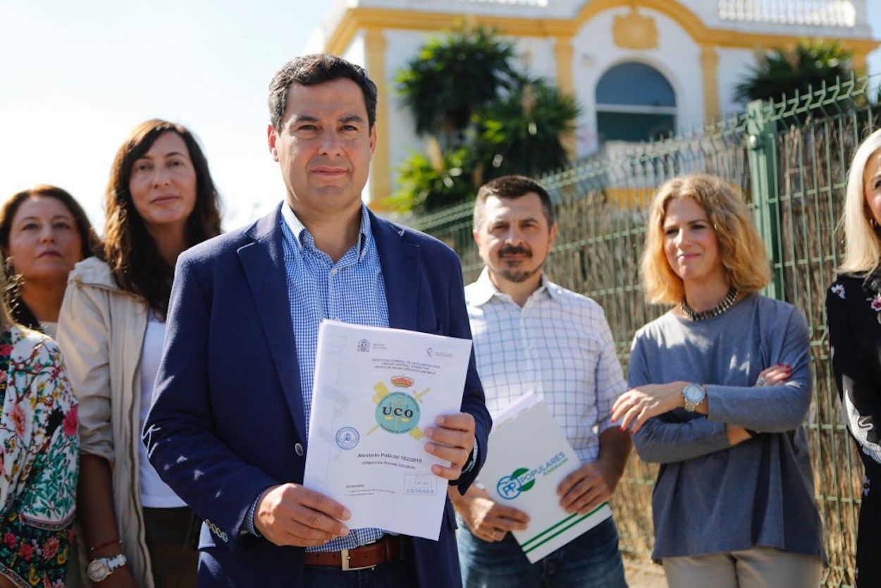 Juanma Moreno, con dirigentes del PP andaluz, hoy a las puertas del prostíbulo Don Angelo, en Sevilla. PP-A