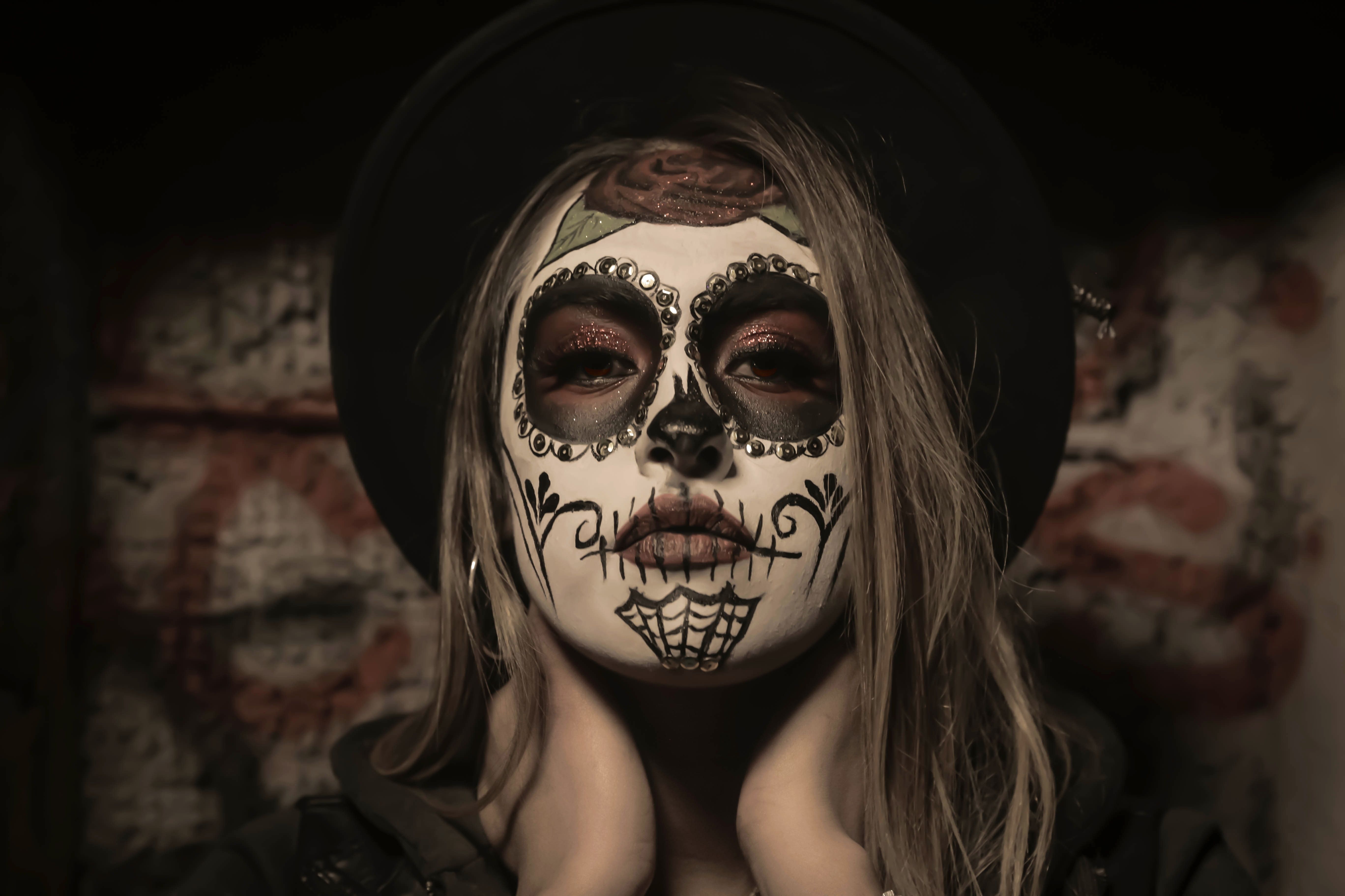 Mujer con maquillaje de calavera Photo by Tony Hernandez on Unsplash 