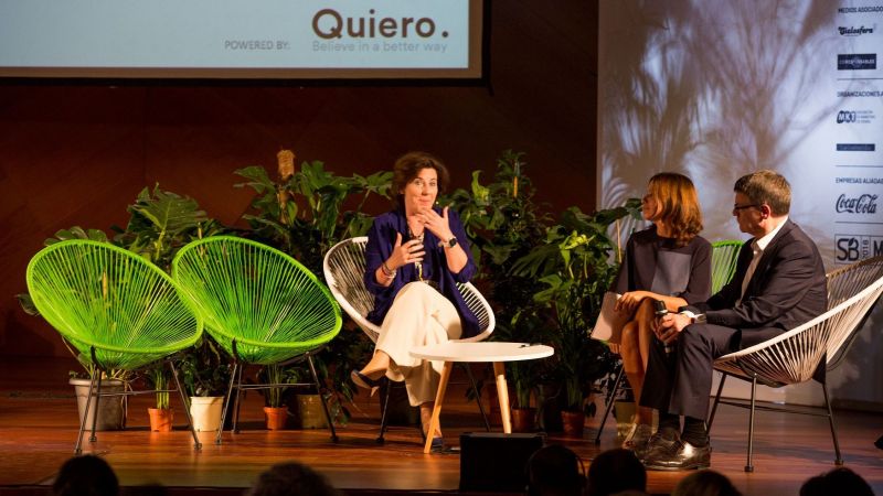 Imagen de la charla en la que tomaron parte Sandra Pina, Helena Herrero y Jordi Sevilla. 