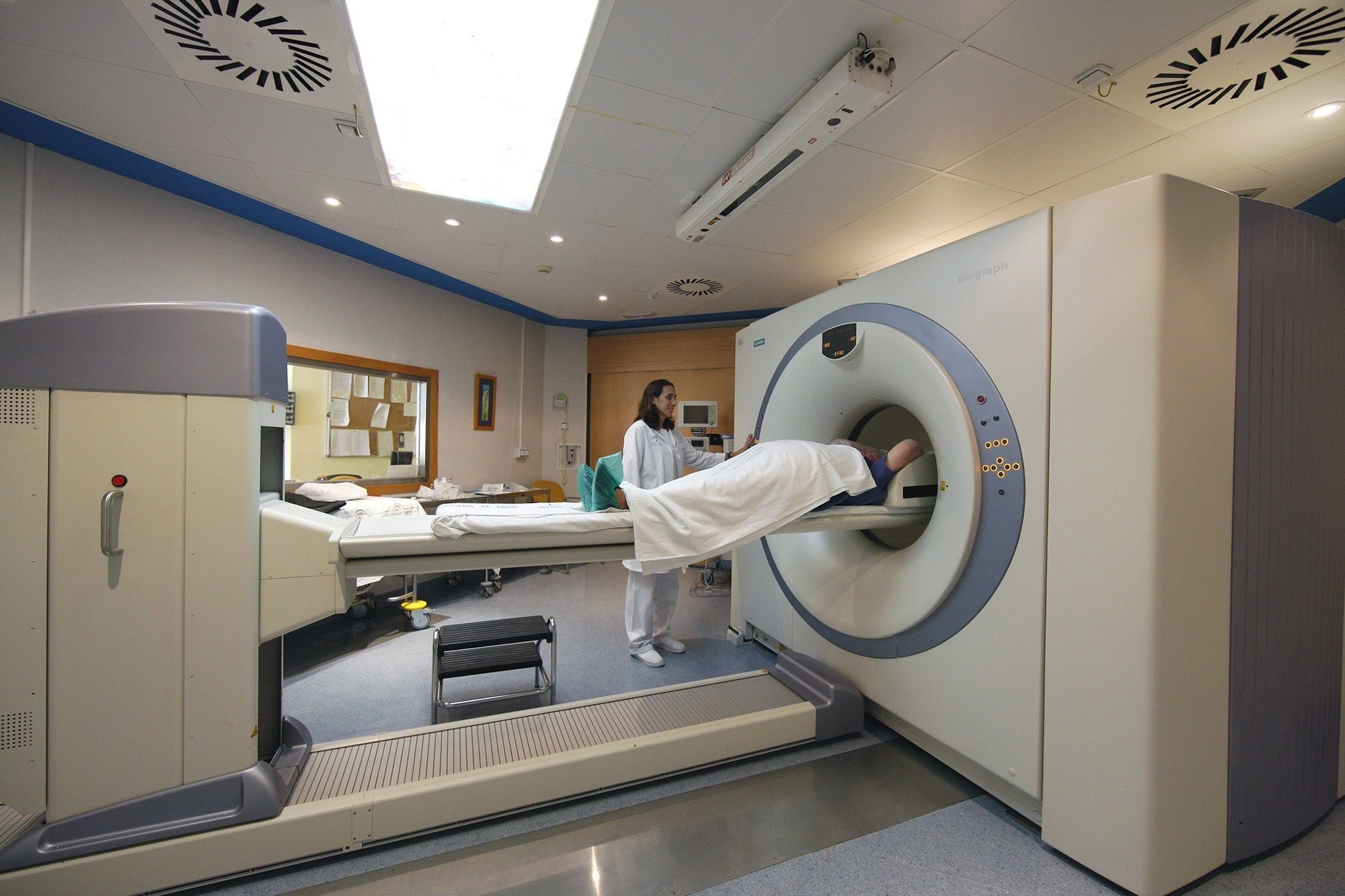 Especialistas en Medicina Nuclear renuevan la acreditación del PET-TC del Hospital Virgen del Rocío