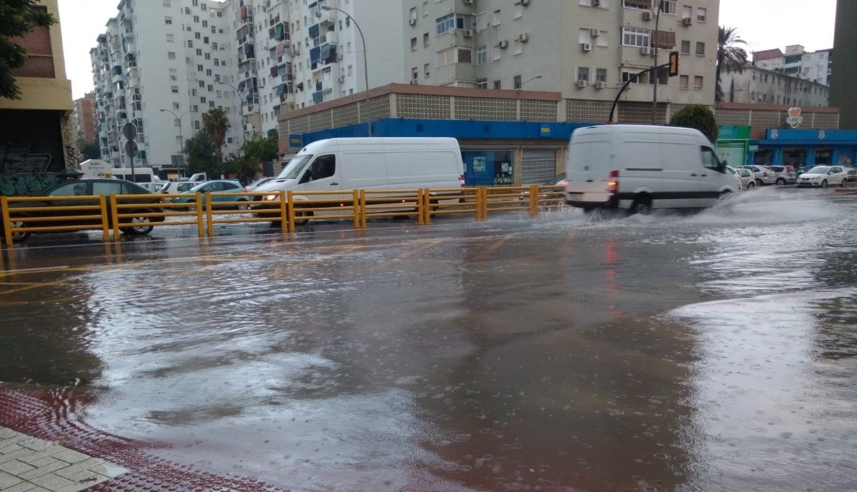 Calzada con agua tras lluvias en Málaga capital. Europa Press