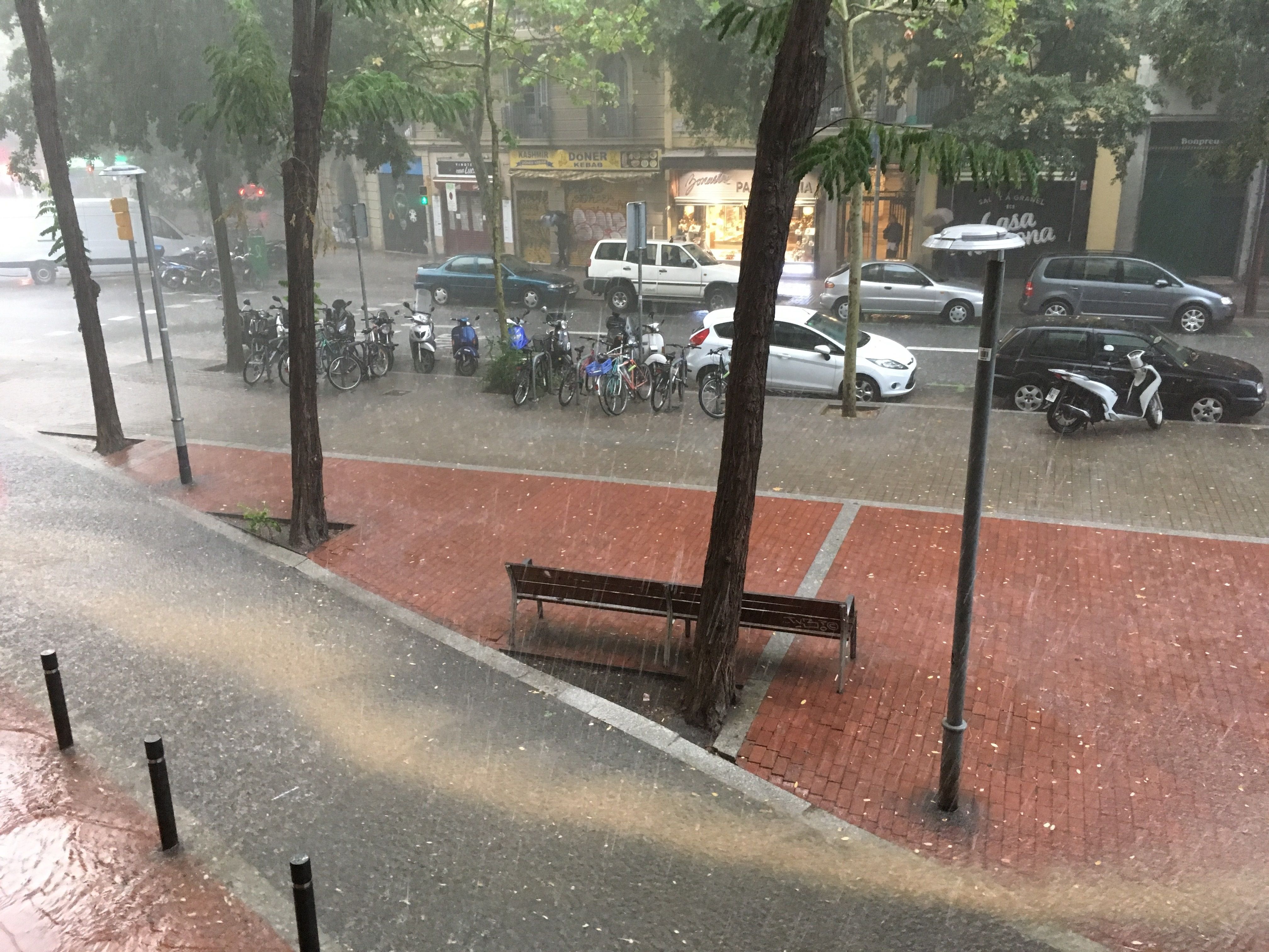 Lluvia en las calles de Barcelona. Europa Press