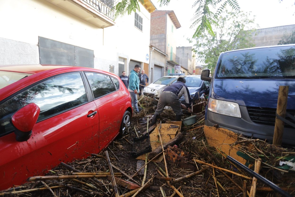 Imágenes de coches destrozados en Sant Llorenç (Mallorca) tras las intensas lluvias. EP