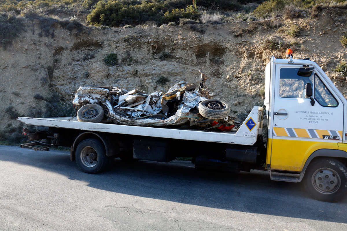 El coche en el que viajaban las dos víctimas mortales atrapadas en el desprendimiento de Castell cargado en la grúa