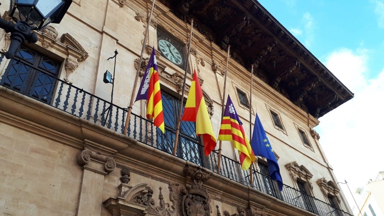 El Ayuntamiento de Palma y el Consell de Mallorca han trasladado este miércoles sus condolencias a los familiares y amigos de las víctimas mortales a consecuencia de las inundaciones en la Comarca del Llevant de Mallorca. EP
