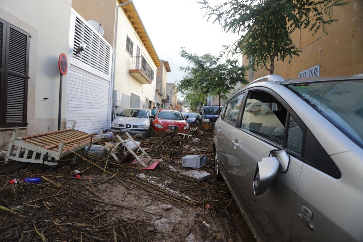 Imágenes de coches destrozados en Sant Llorenç (Mallorca) tras las intensas lluvias. EP