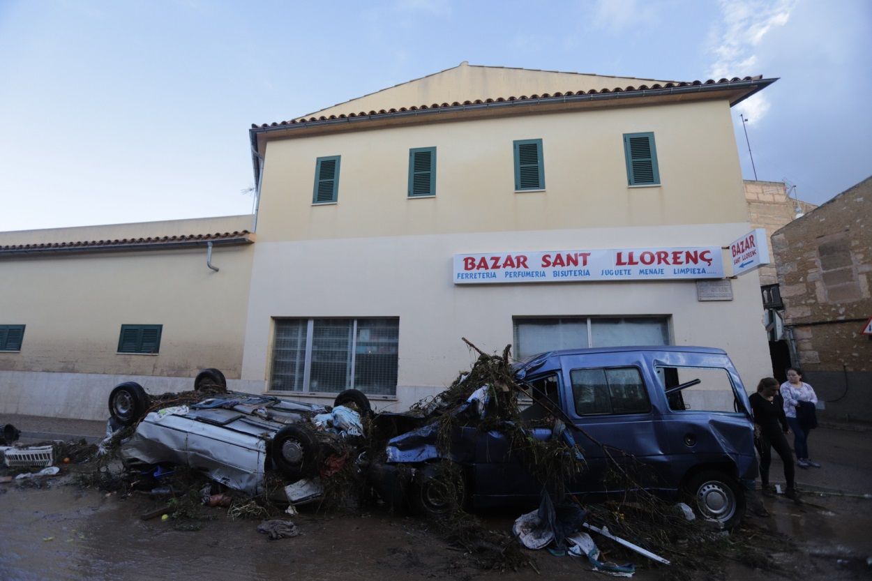 Imágenes de coches destrozados en Sant Llorenç (Mallorca) tras las intensas lluvias. EP