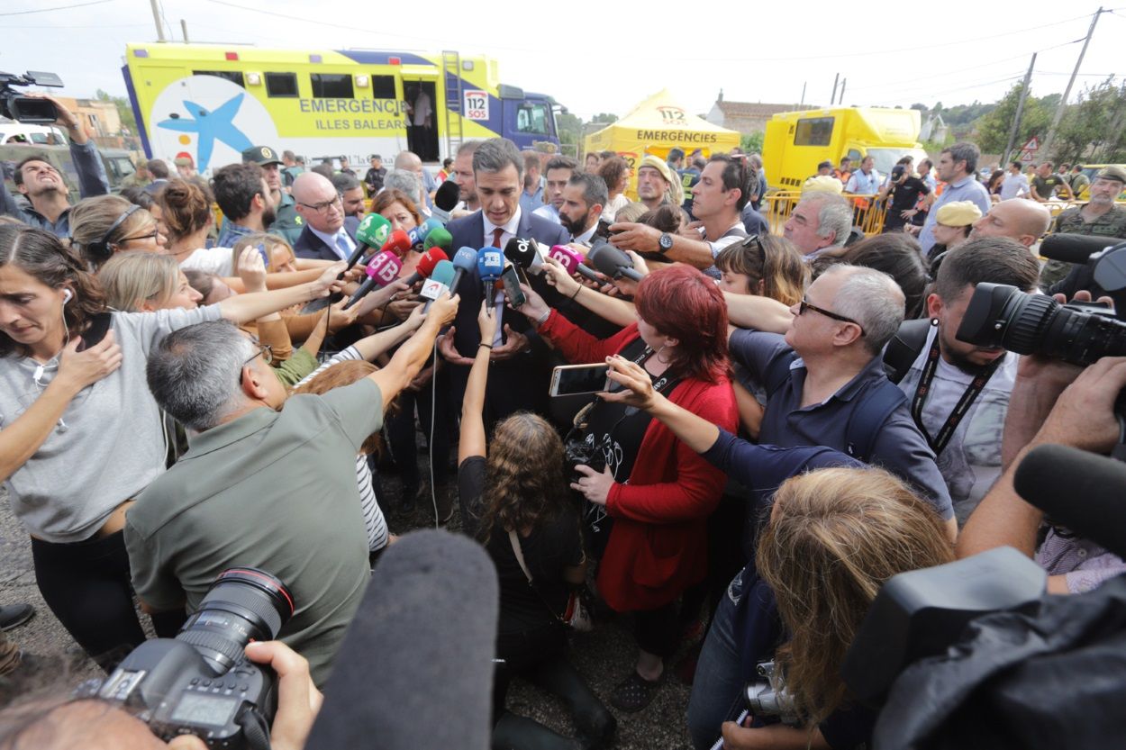 El presidente del Gobierno, Pedro Sánchez, atiende a los medios en Sant Llorenç (Mallorca) tras las inundaciones que han provocado varios muertos. EP