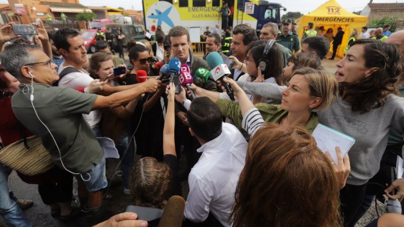El presidente del PP, Pablo Casado, atiende a los medios en Sant Llorenç (Mallorca) tras las inundaciones que han provocado varios muertos. EP