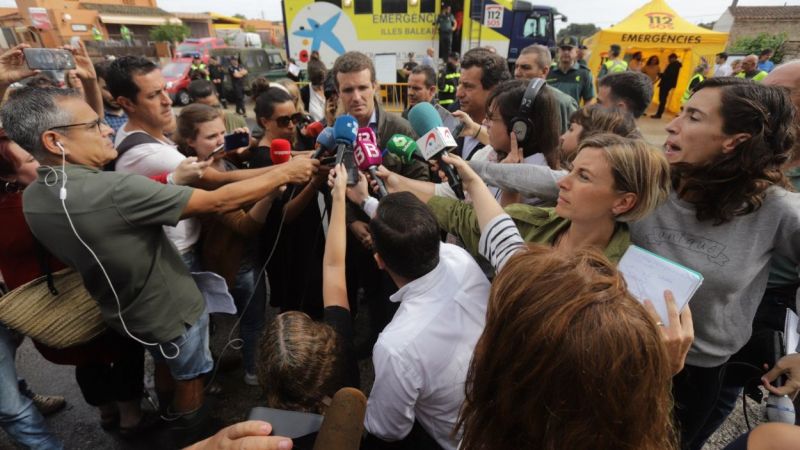 El presidente del PP, Pablo Casado, atiende a los medios en Sant Llorenç (Mallorca) tras las inundaciones que han provocado varios muertos. EP El presidente del PP, Pablo Casado, atiende a los medios en Sant Llorenç (Mallorca) tras las inundaciones que han provocado varios muertos. EP