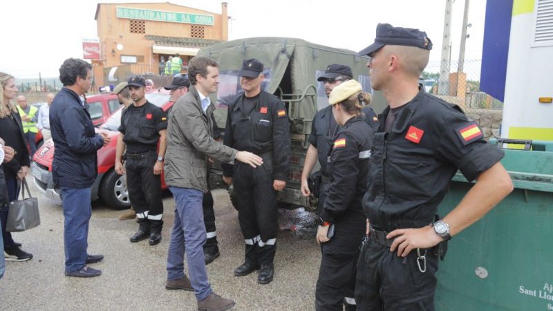El presidente del PP, Pablo Casado, saluda a militares en Sant Llorenç (Mallorca) que colaboran en las tareas de rescate tras las inundaciones que han provocado varios muertos. EP
