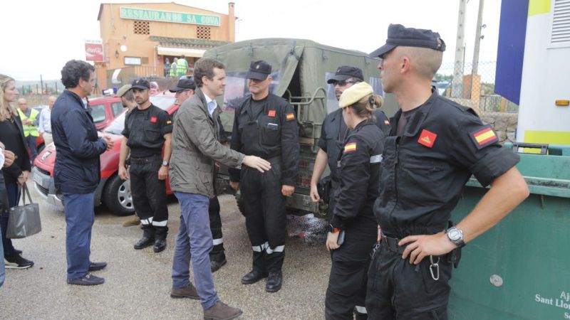 El presidente del PP, Pablo Casado, saluda a militares en Sant Llorenç (Mallorca) que colaboran en las tareas de rescate tras las inundaciones que han provocado varios muertos. EP El presidente del PP, Pablo Casado, saluda a militares en Sant Llorenç (Mallorca) que colaboran en las tareas de rescate tras las inundaciones que han provocado varios muertos. EP