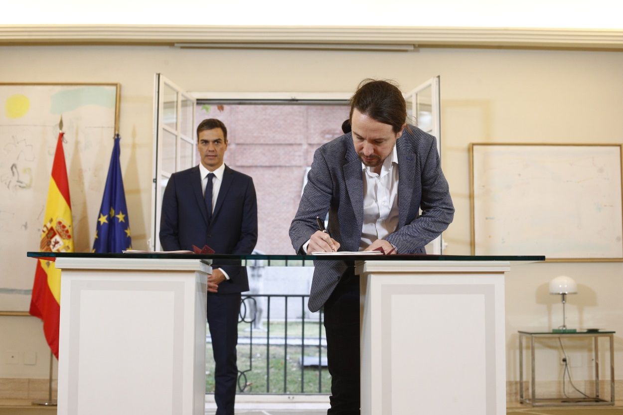 El presidente Pedro Sánchez y el líder de Podemos, Pablo Iglesias, en la firma del pacto de los Presupuestos.