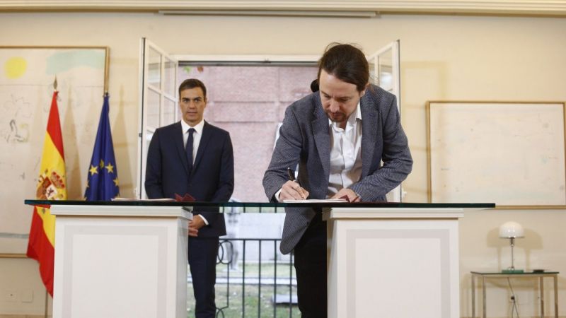 El presidente del Gobierno, Pedro Sánchez, y el secretario general de Podemos, Pablo Iglesias, firman un acuerdo por los Presupuestos