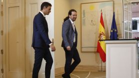 Pedro Sánchez y Pablo Iglesias antes de firmar el pacto por los Presupuestos