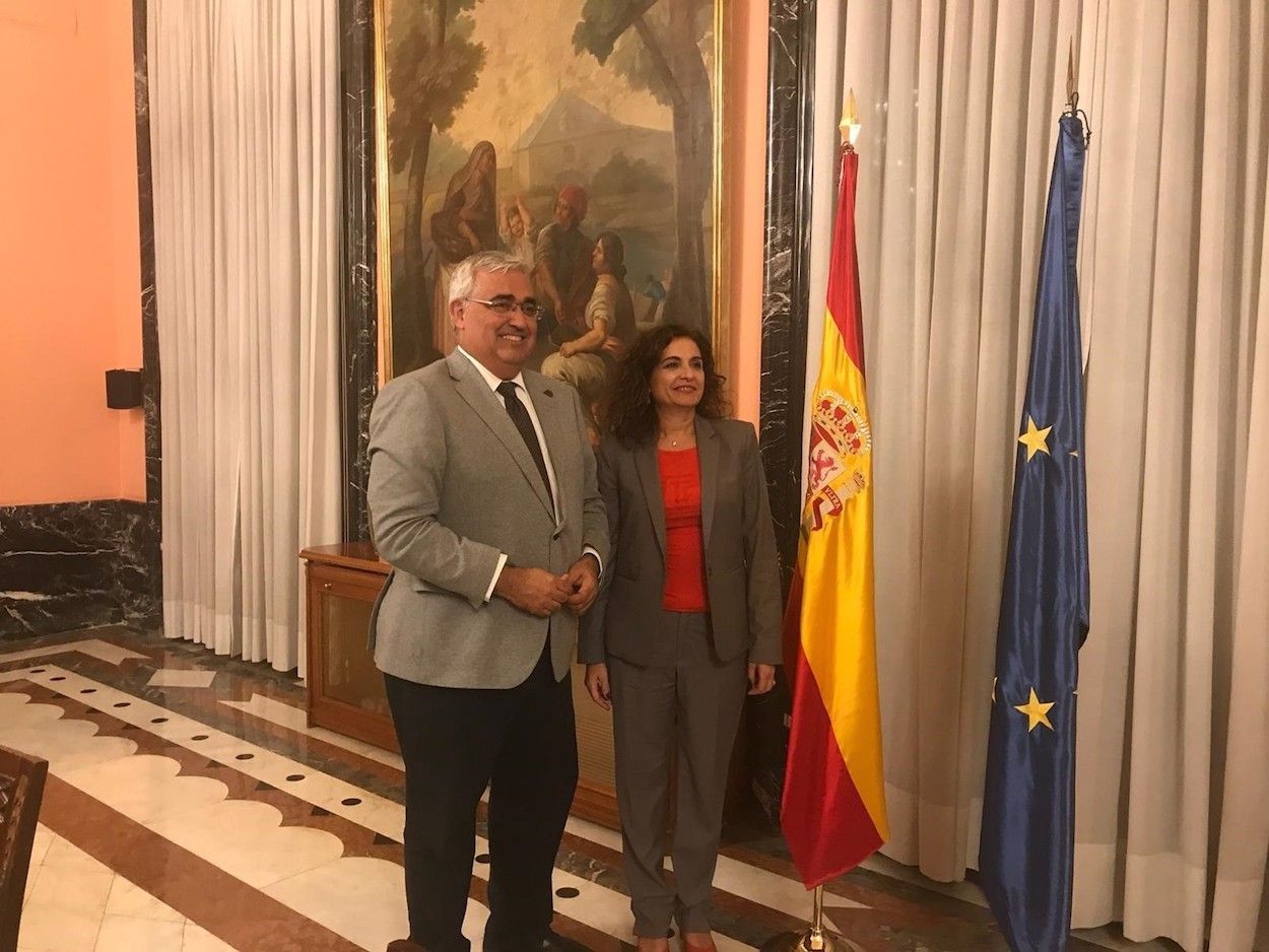 El consejor Ramírez de Arellano y la ministra Montero, ayer en el Ministerio de Hacienda. EP