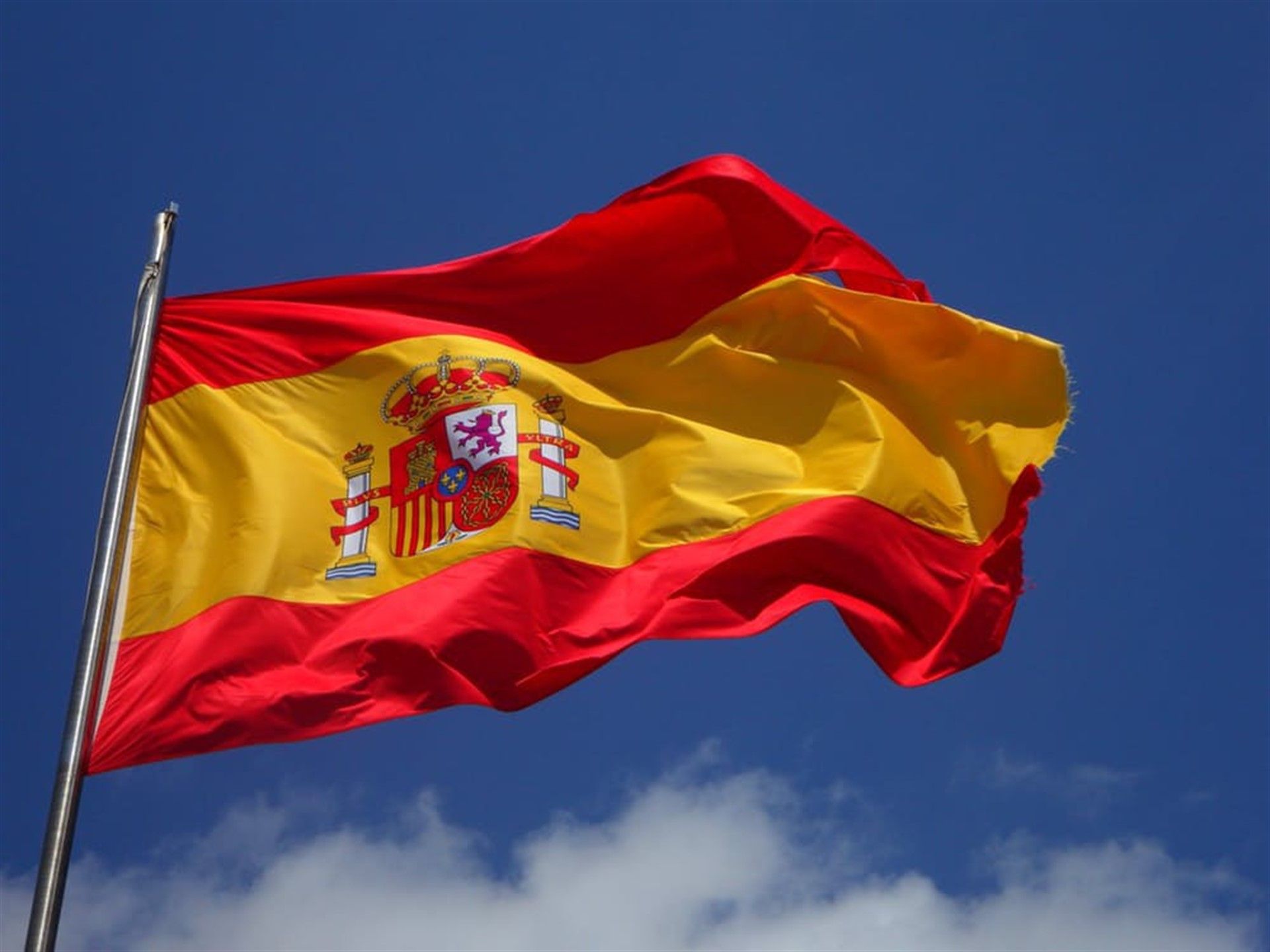 Bandera de España ondeando al viento