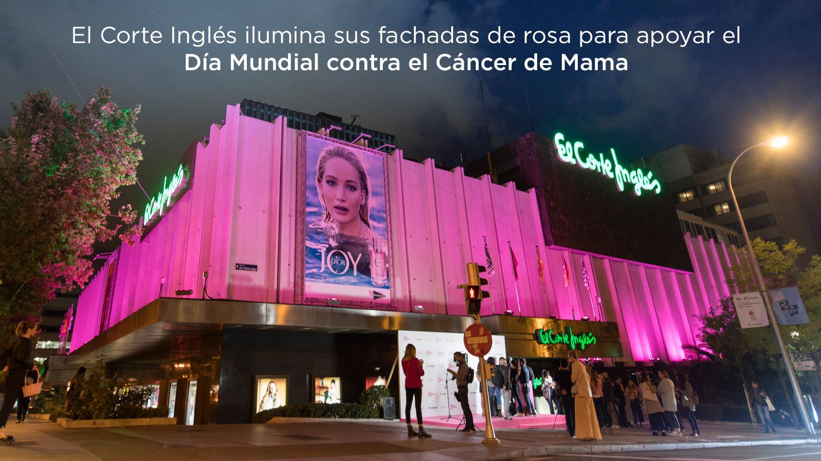 Fachada iluminada por el Día contra el Cáncer de Mama - Fuente: El Corte Inglés