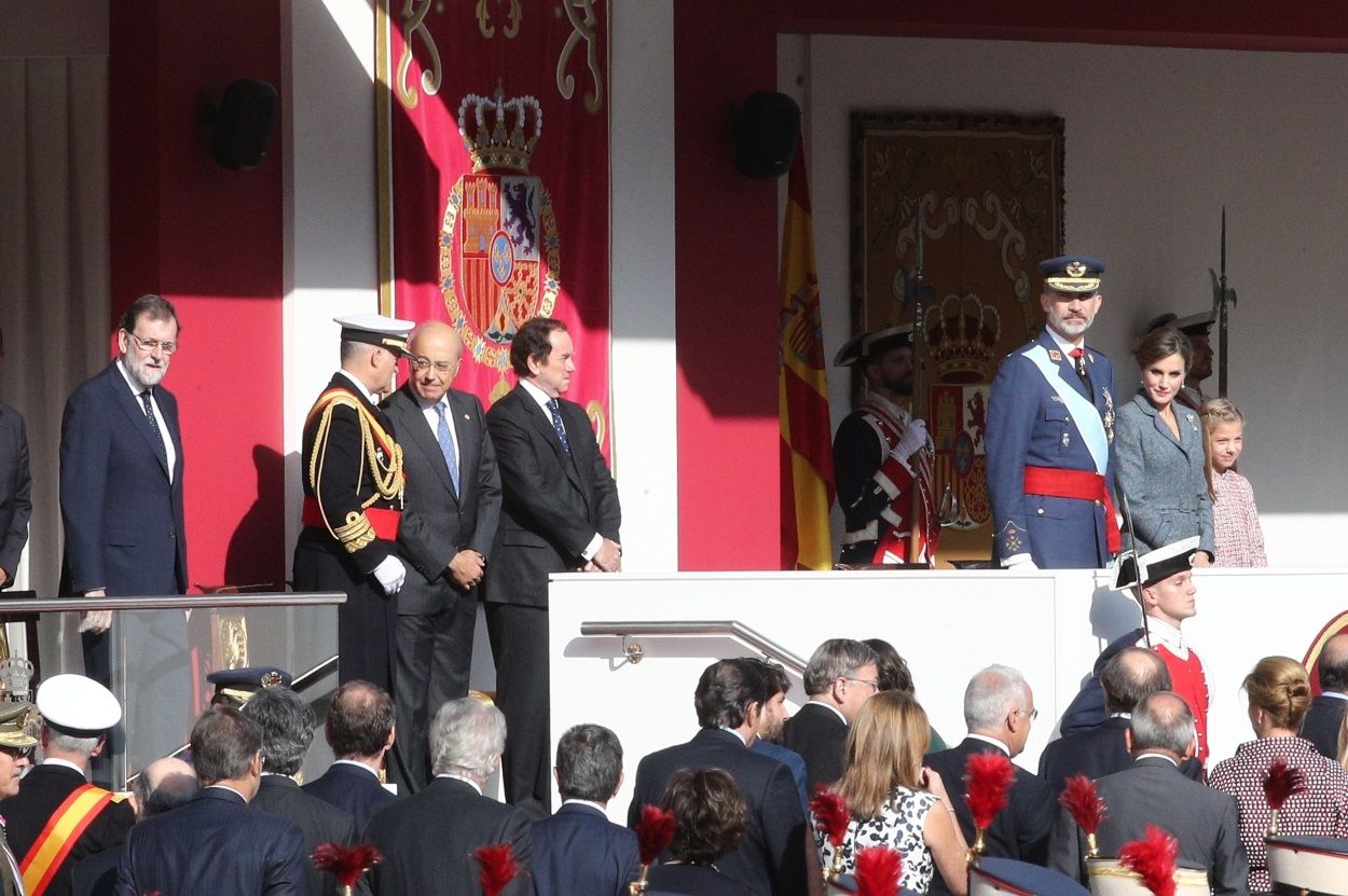 Los Reyes junto a Mariano Rajoy en el 12 de Octubre de 2017. EP