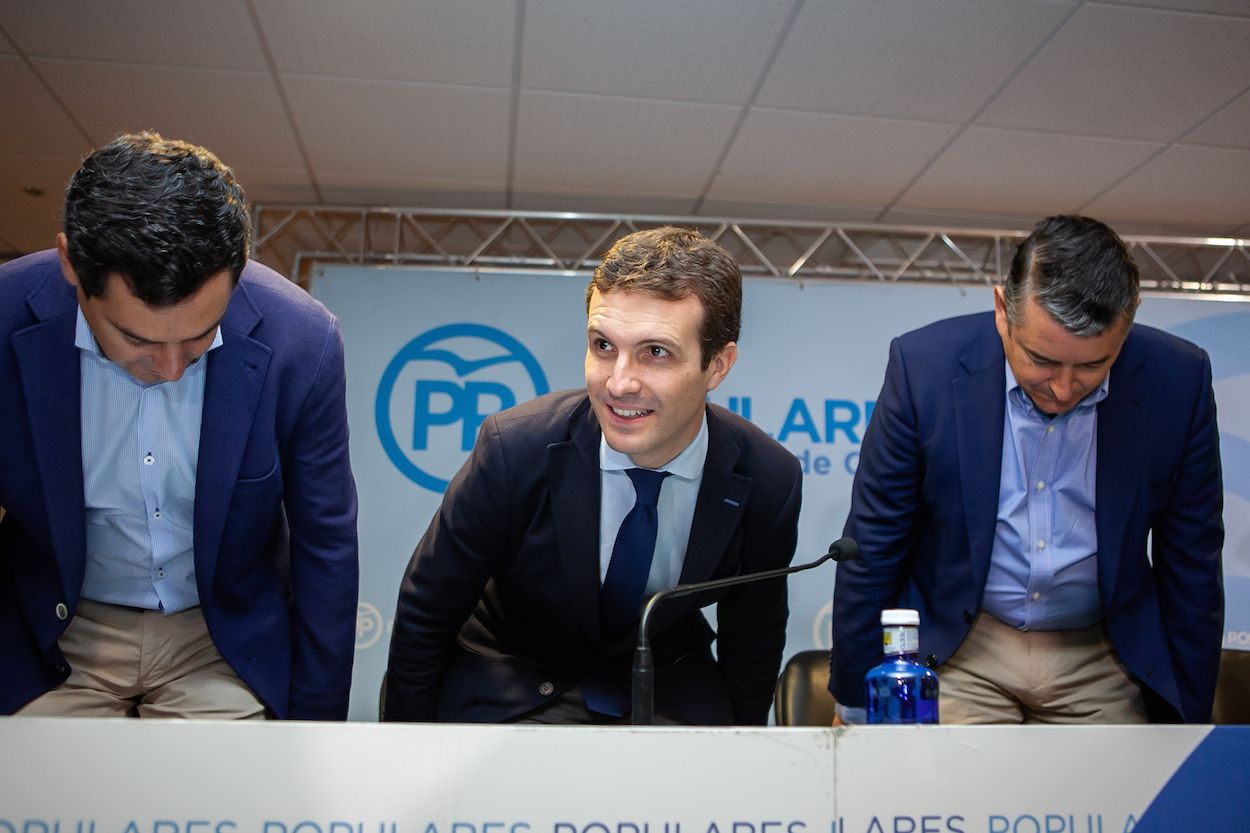 Juanma Moreno, Pablo Casado y Antonio Sanz, en un acto del PP en Jerez. EP