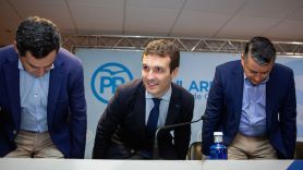 Juanma Moreno, Pablo Casado y Antonio Sanz, en un acto del PP en Jerez. EP