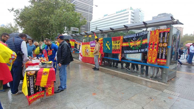 Puestos de venta de banderas en el defile del 12-O.