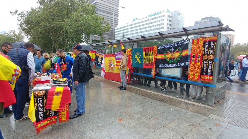 Puestos de venta de banderas en el defile del 12-O.