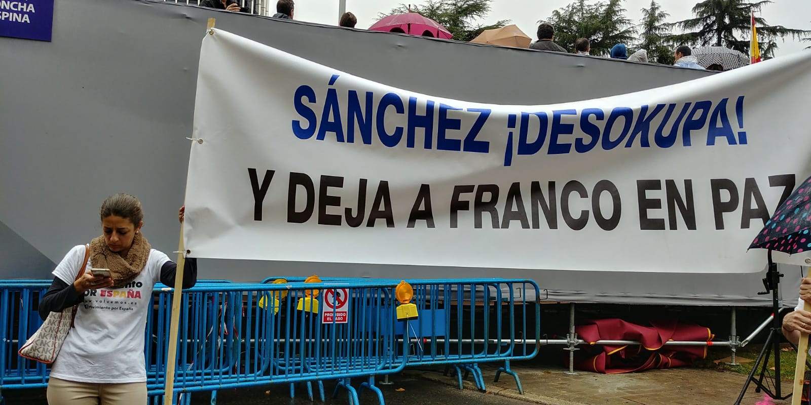 Pancarta franquista en el desfile del 12-O. 