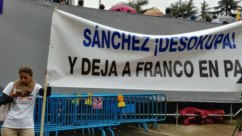 Pancarta franquista en el desfile del 12-O. 