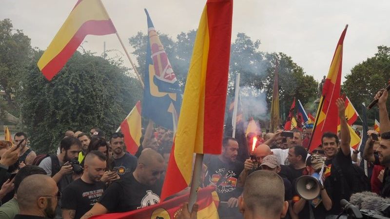 Banderas anticonstitucionales en Barcelona
