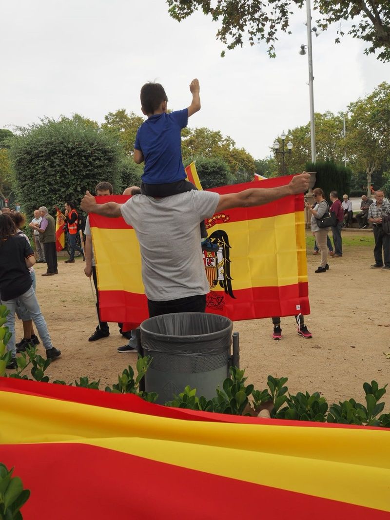 Niño haciendo el saludo nazi en Barcelona