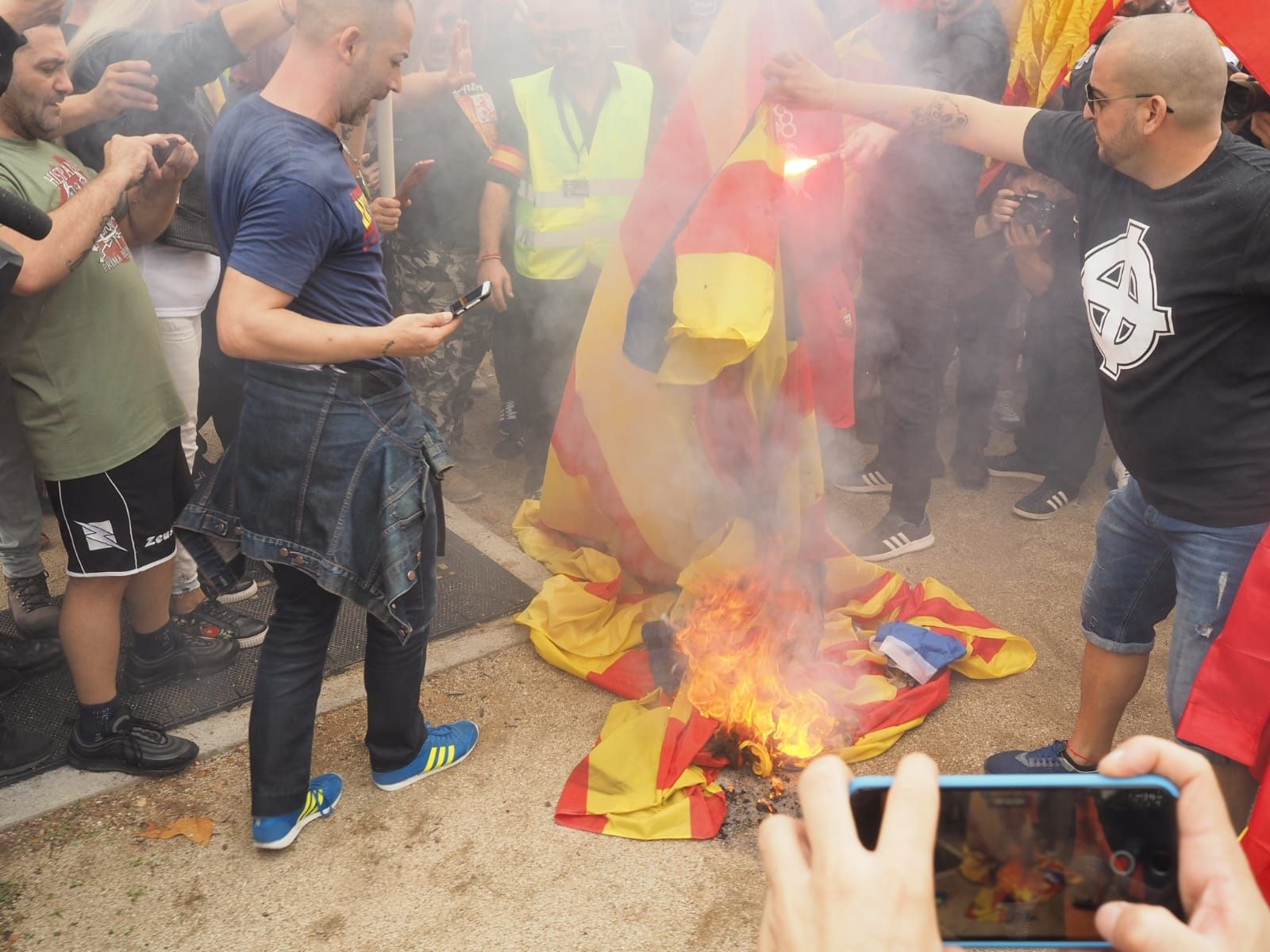 Ultras queman una bandera en Barcelona. 