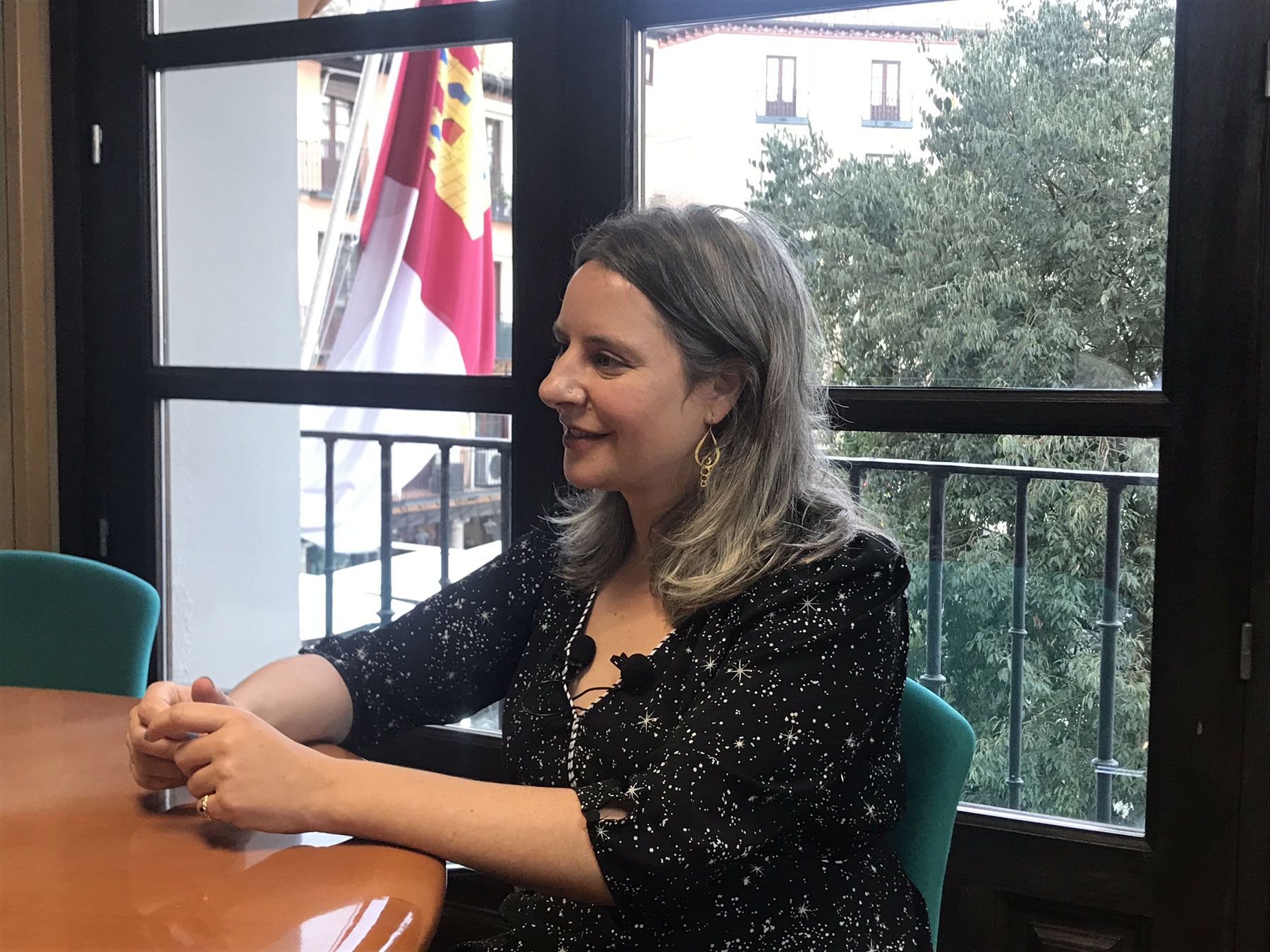 Araceli Martínez, directora del Instituto de la Mujer de Castilla La Mancha, durante la entrevista con Ángeles Álvarez y Marisu Moreno