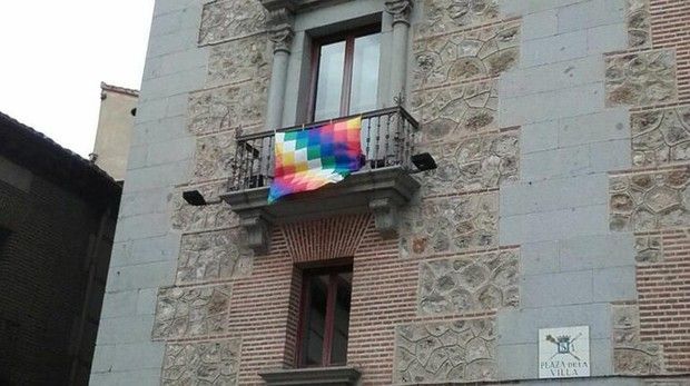La bandera indígena en la histórica sede del Ayuntamiento en Madrid