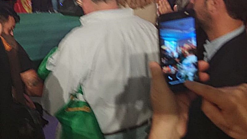 Un hombre guarda la bandera de Andalucía