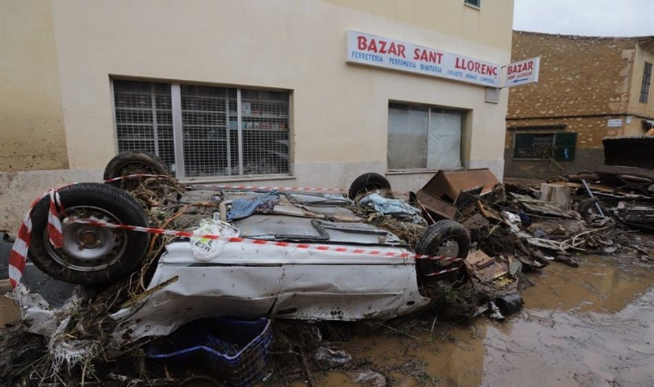 Coche volcado tras la lluvia en Sant Llorenç. Europa Press