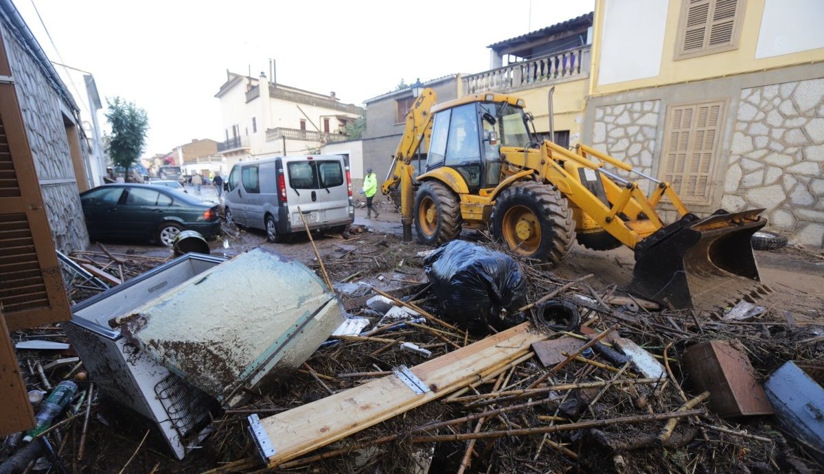 Tractor recogiendo desperfectos por las lluvias Sant Llorenç. Europa Press