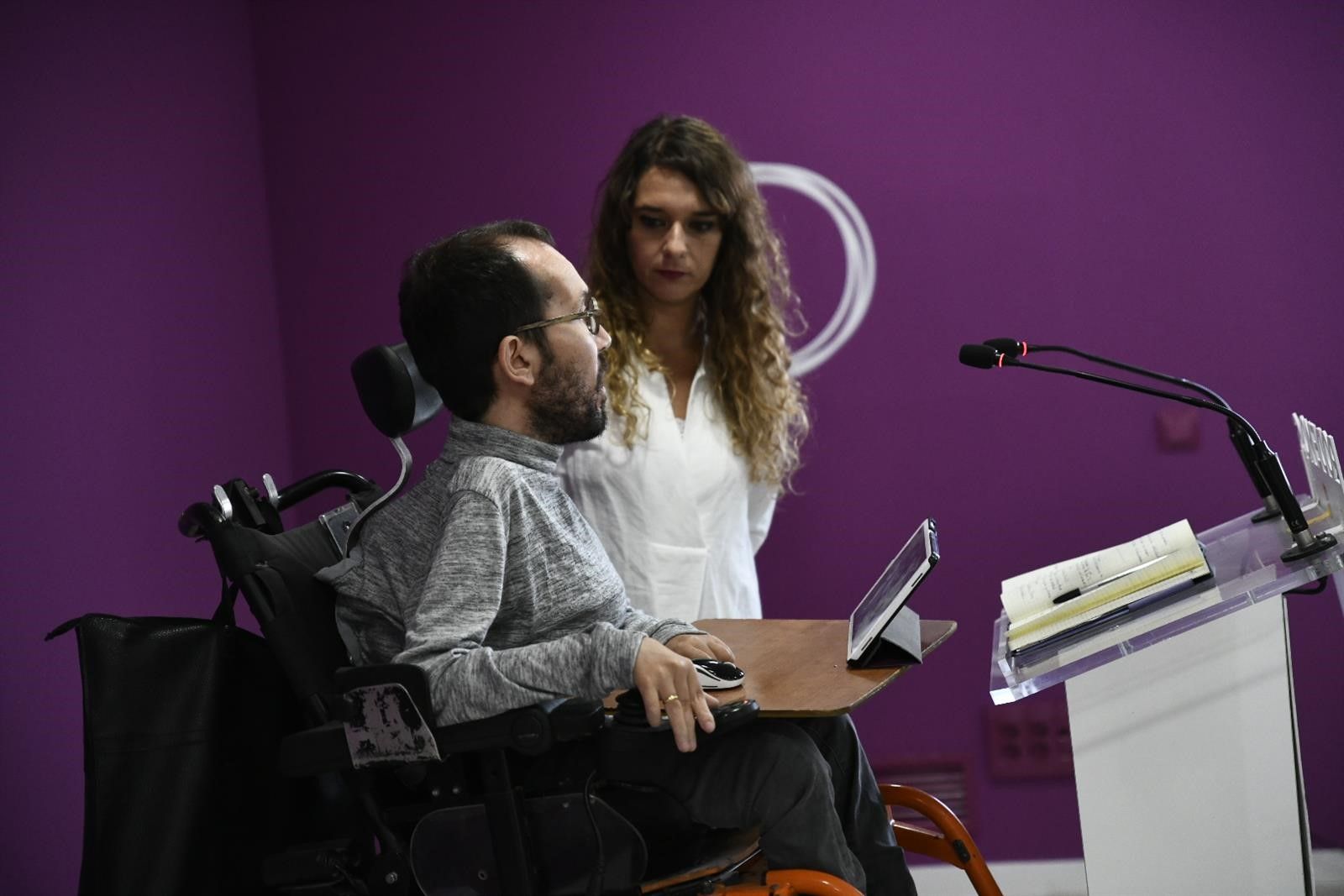 Pablo Echenique y Noelia Vera en rueda de prensa.