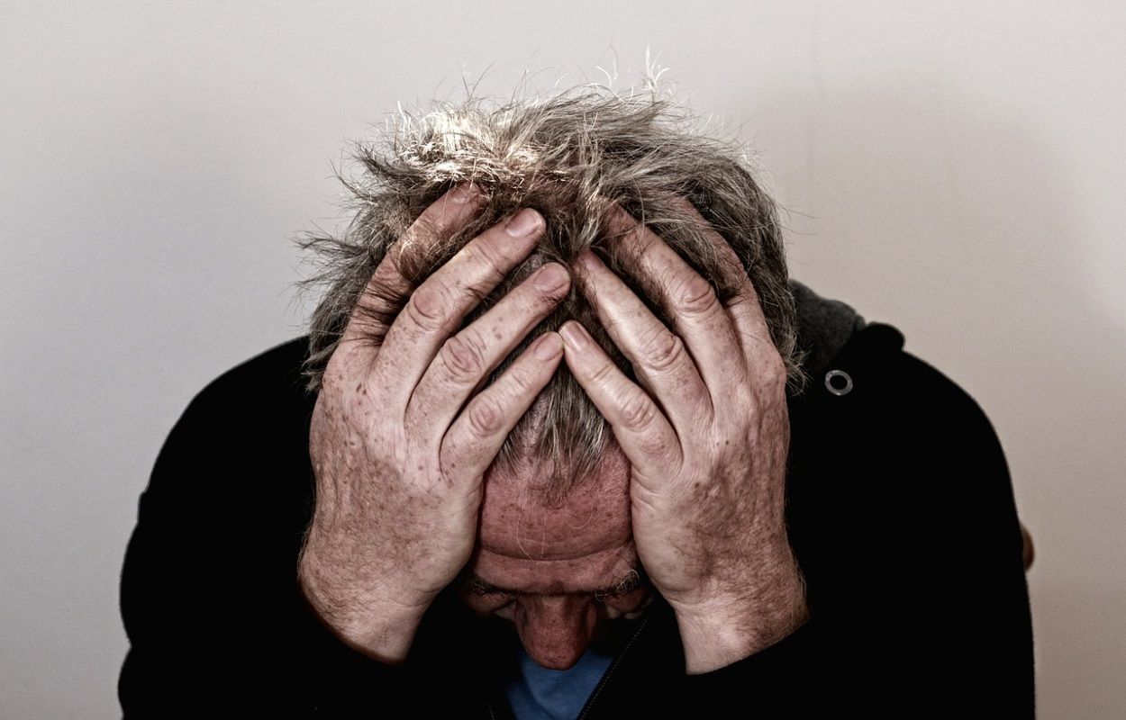 Un hombre con dolor de cabeza. Pixabay