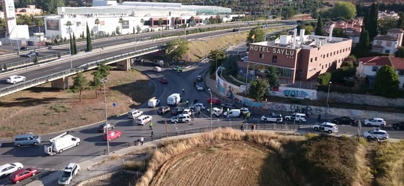 Rotonda donde fue detenido el presunto homicida durante el operativo de la Guardia Civil. ELPLURAL