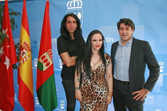 David Pérez posa con Alaska y Mario tras anunciar que serían pregoneros de las fiestas 2015 de Alcorcón.