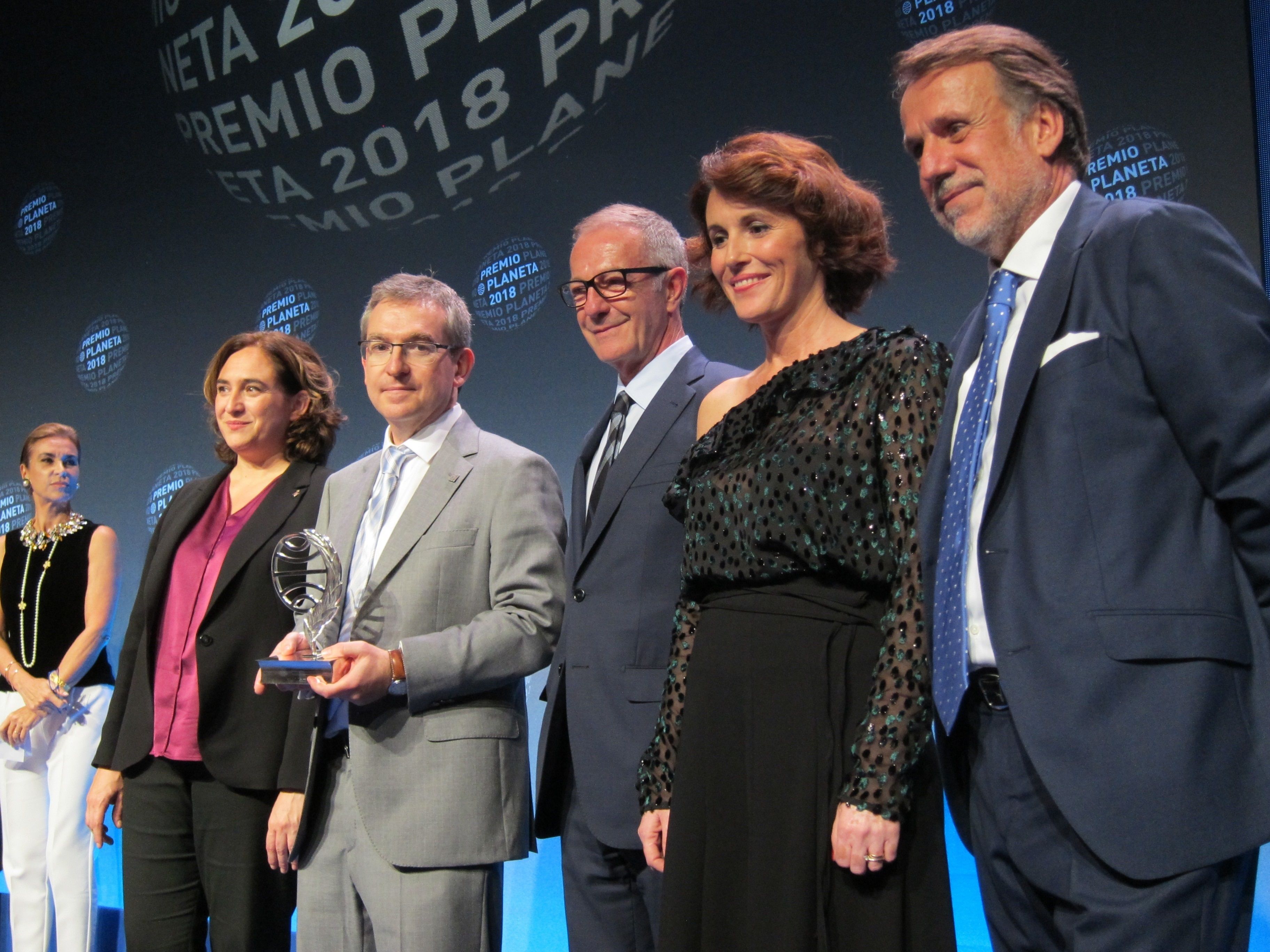 Ada Colau, junto a Santiago Posteguillo, ganador del Premio Planeta 2018. Europa Press