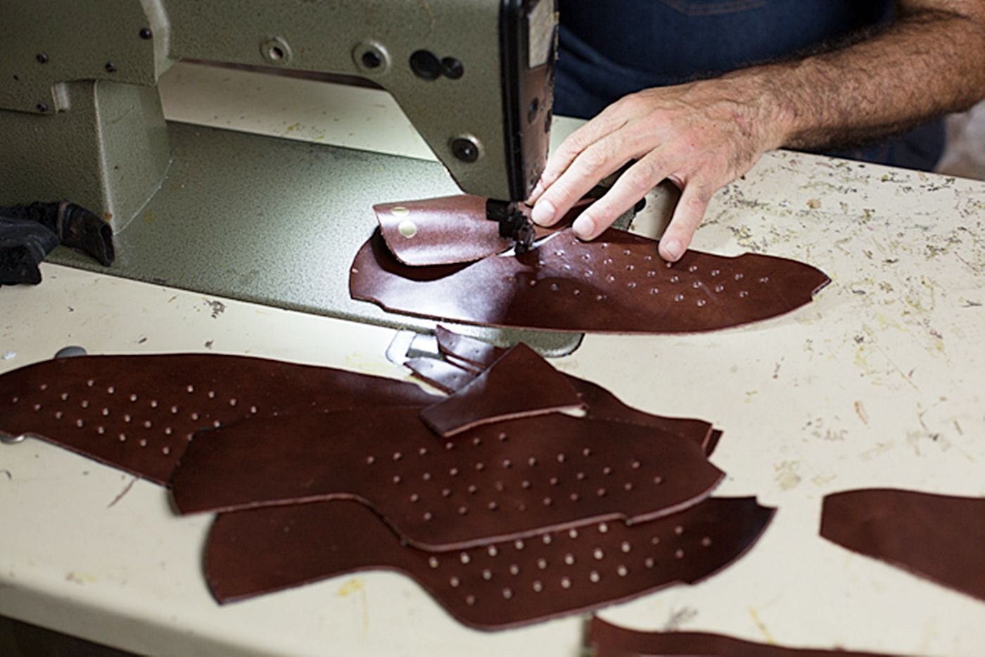 La startup Prooü fabrica sus zapatillas de forma totalmente artesanal.