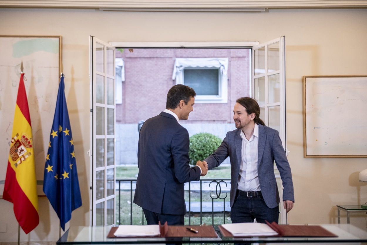 Pedro Sánchez y Pablo Iglesias firman el acuerdo por los Presupuestos. 