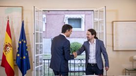 Pedro Sánchez y Pablo Iglesias firman el acuerdo por los Presupuestos.