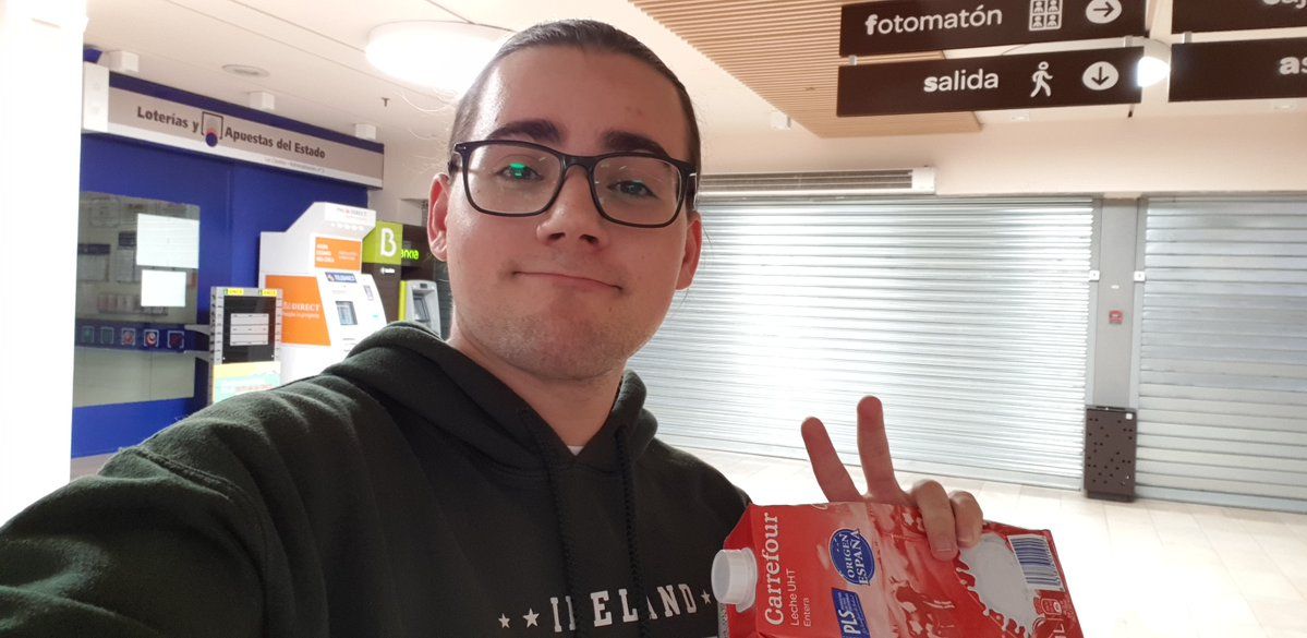 Sebas, el tuitero que se 'quedó encerrado' en un Carrefour. Twitter: @sebasgmouret