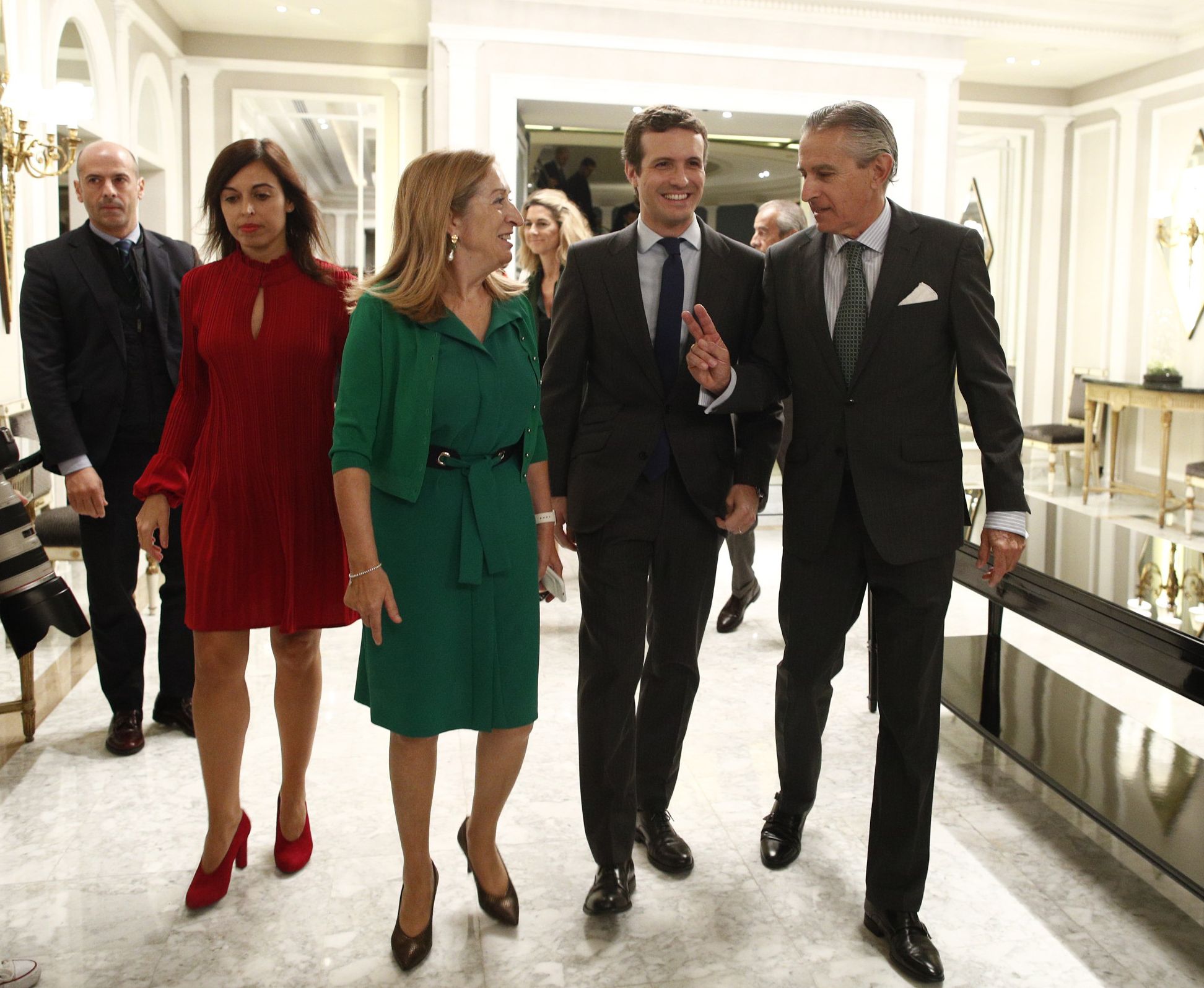 Ana Pastor, presidenta del Congreso de los Diputados, charla con Pablo Casado, presidente del PP, y Asís Martín de Cabiedes, director ejecutivo de Europa Press.