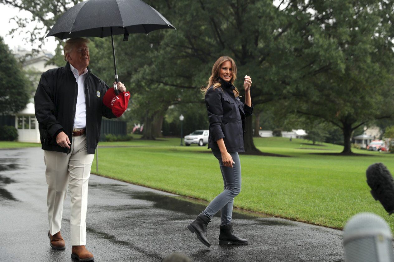 Donald Trump declara ante los medios y no le deja el paraguas a Melania